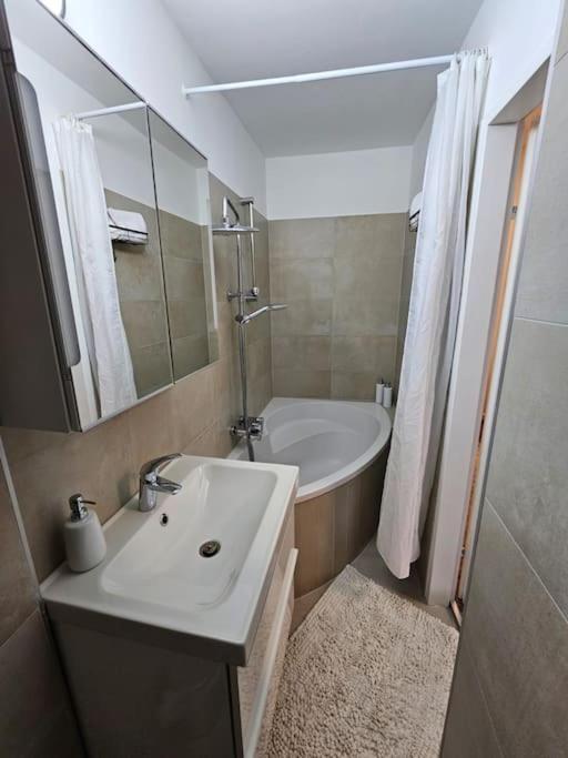 Affordable Suite In Vienna'S Hotpoint Buitenkant foto